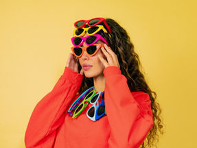 Arten von Stress: Frau mit vielen bunten Sonnenbrillen