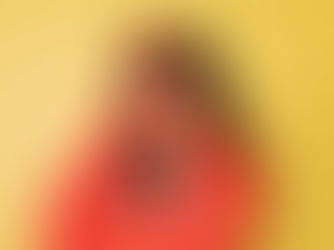 Arten von Stress: Frau mit vielen bunten Sonnenbrillen