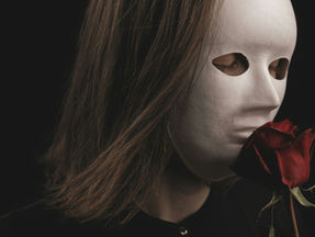 Wingwave Coaching: Frau mit weißer Maske und Rose