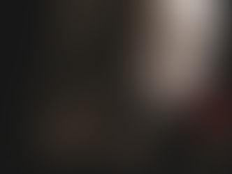 Wingwave Coaching: Frau mit weißer Maske und Rose