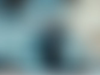 Stress verstehen: Mann sitzt erschöpft zwischen verstreuten Dokumenten und Arbeitsunterlagen, Symbolbild für Überforderung und mentale Belastung.