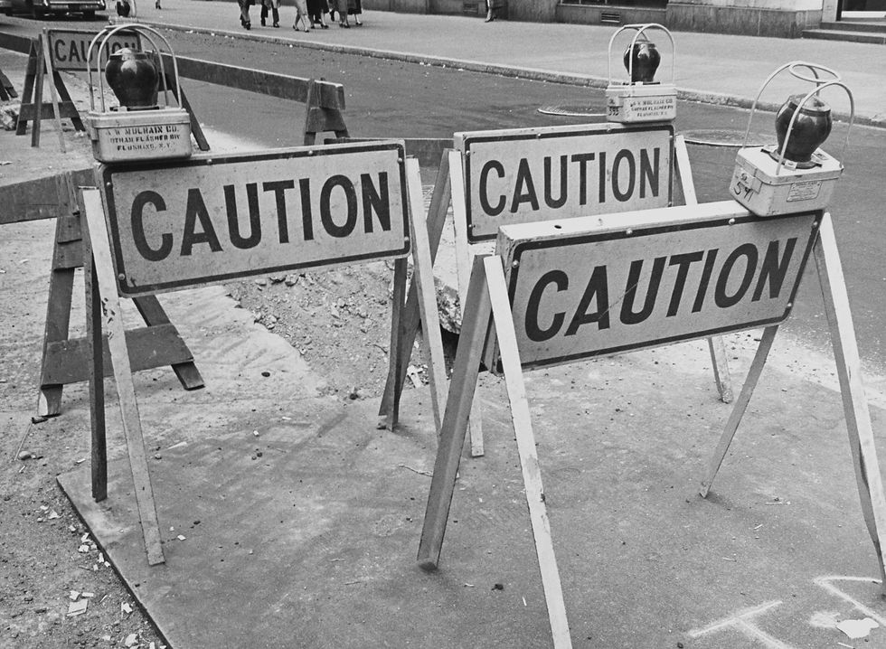 negativer Stress: Warntafeln mit der Aufschrift Caution