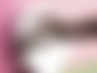 Selbstliebe, zwei Hände formen vor einem runden Spiegel ein Herz vor rosa Hintergrund mit grünem Farbverlauf