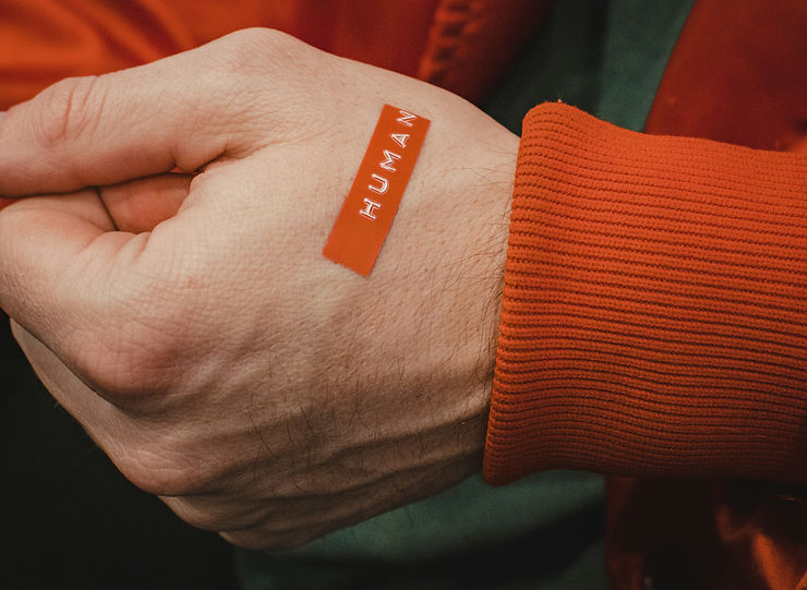 Fehler: Hand eines Mannes mit orangenem Pflaster auf dem Human steht