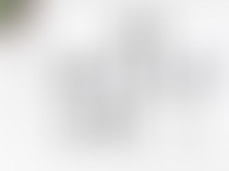 Was ist Selbstwert: Leuchttafel mit den Worten „ME MYSELF AND I“ auf weißem Hintergrund als Symbol für Selbstbezug, Selbstachtung und innere Wertschätzung.