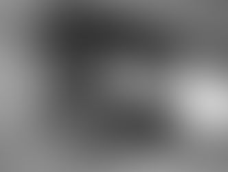 Innere Antreiber: Schwarz-weiße Nahaufnahme eines Auges mit verschwommener Spiegelung; das Bild symbolisiert frühe Prägungen, innere Muster und unbewusste Stressverstärker