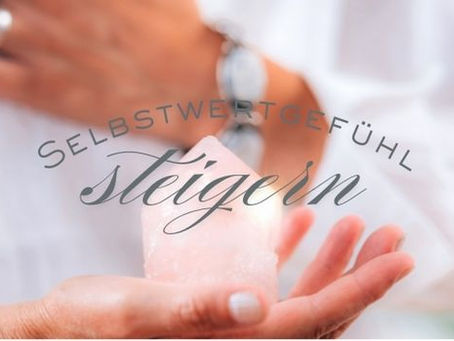 Selbstwertgefühl steigern: Hand trägt einen Diamant