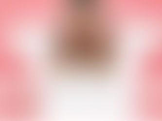 Stressprävention – junge Frau mit überforderter Mimik vor rosa Hintergrund als Symbol für hohe Belastung und den Wunsch nach mehr innerer Ruhe.