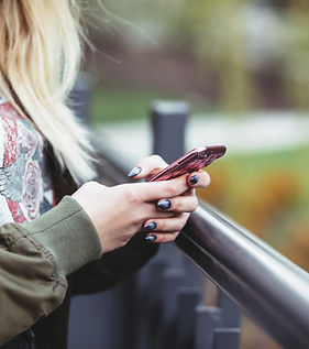 Frau, die ein Handy anhält