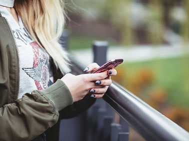 Mujer sosteniendo un teléfono móvil