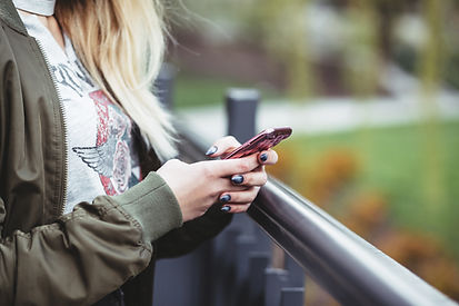 携帯電話を持っている女性