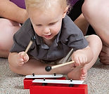 楽器で遊ぶ子供