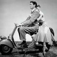 Para passeios de vespa na Itália