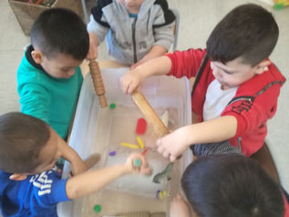 ELS NENS I NENES DE LA CLASSE DE LES TORTUGUES JUGUEM AMB EL GEL