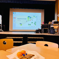 Keckse auf Tisch mit Beamerbild im Hintergrund