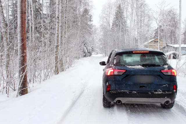 雪道を走る車