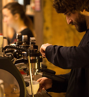 Barista que hace el café 