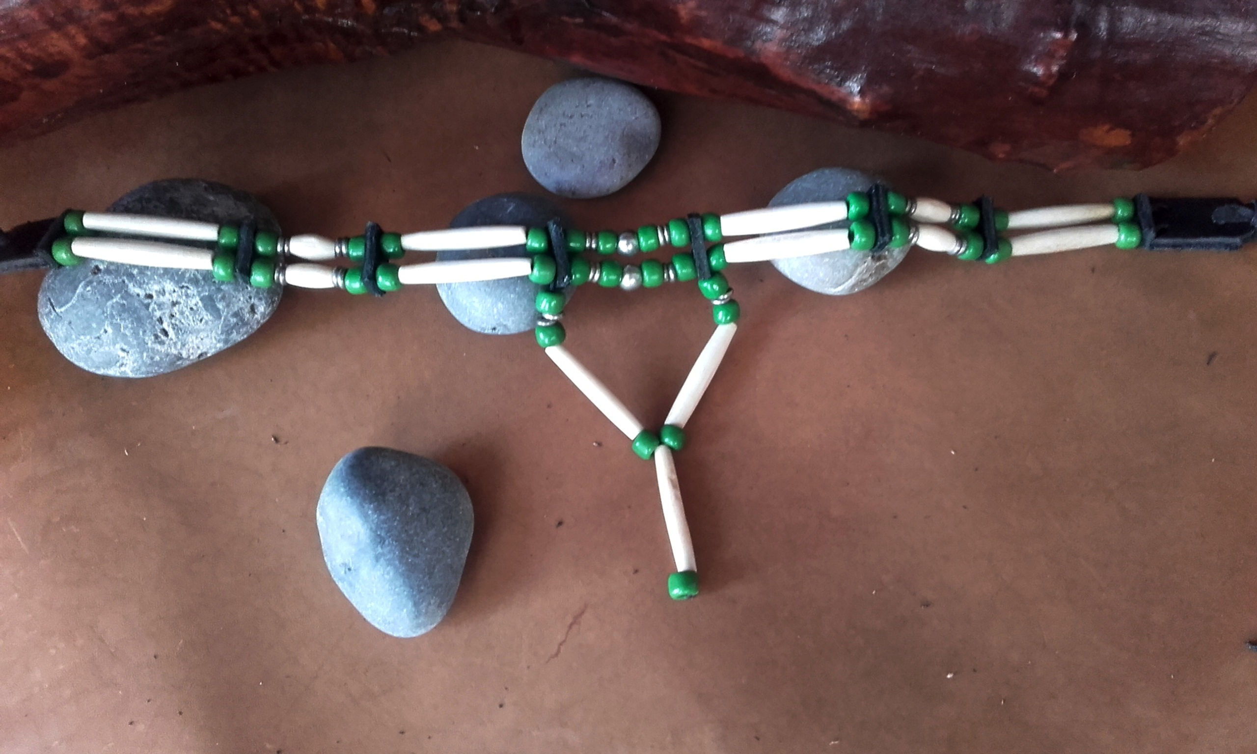 Choker style Amérindien 2 rangs os et perles de verre vertes - ref: C 81