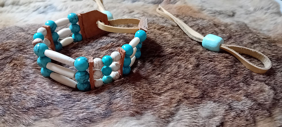 Miniaturbild: Bracelet Amérindien, os blanc, perleshowlite turquoise, 3 rangs - B 441