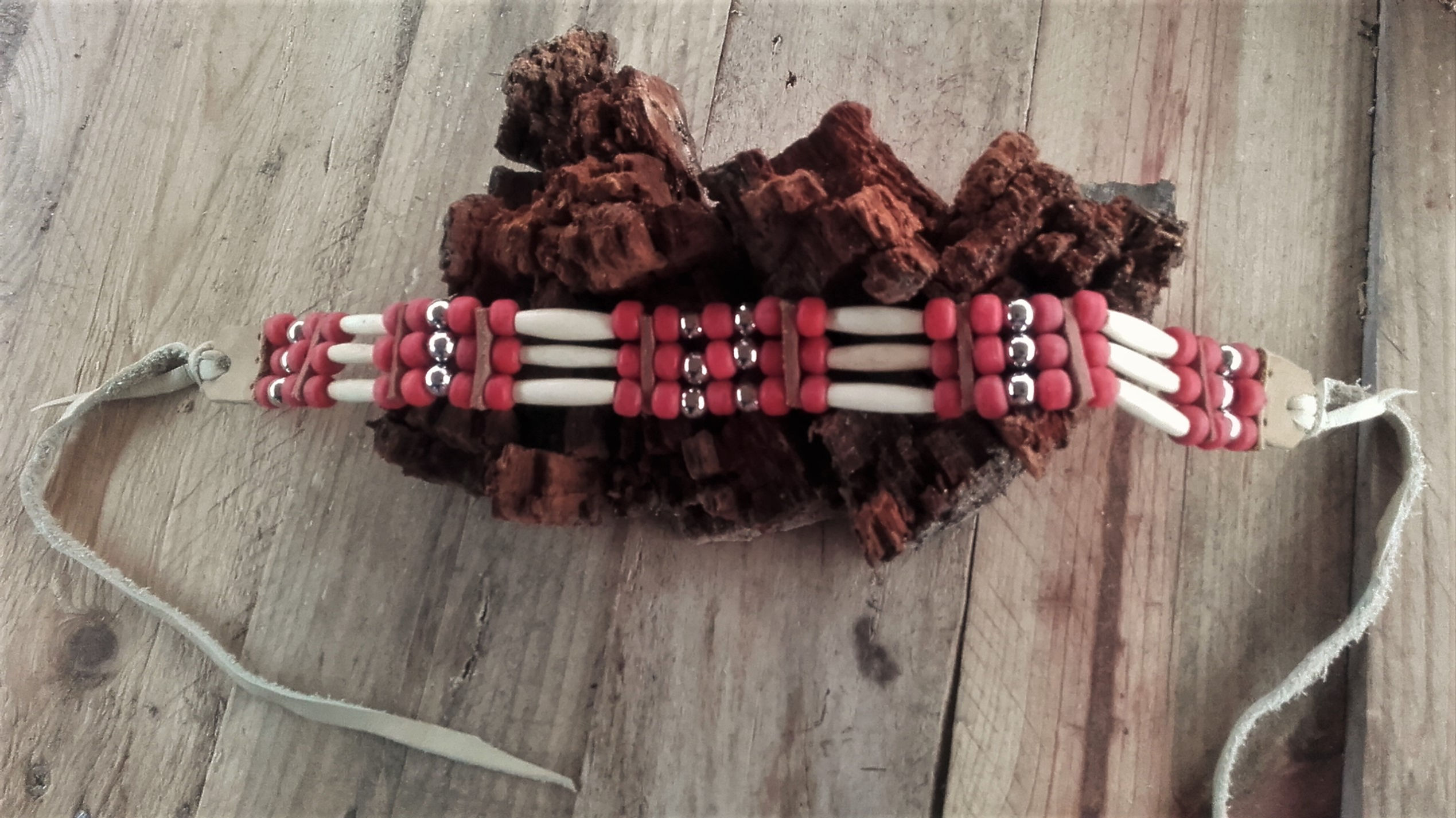 Choker style Amérindien 3 rangs os et perles de verre rouge tomate - ref: C 25