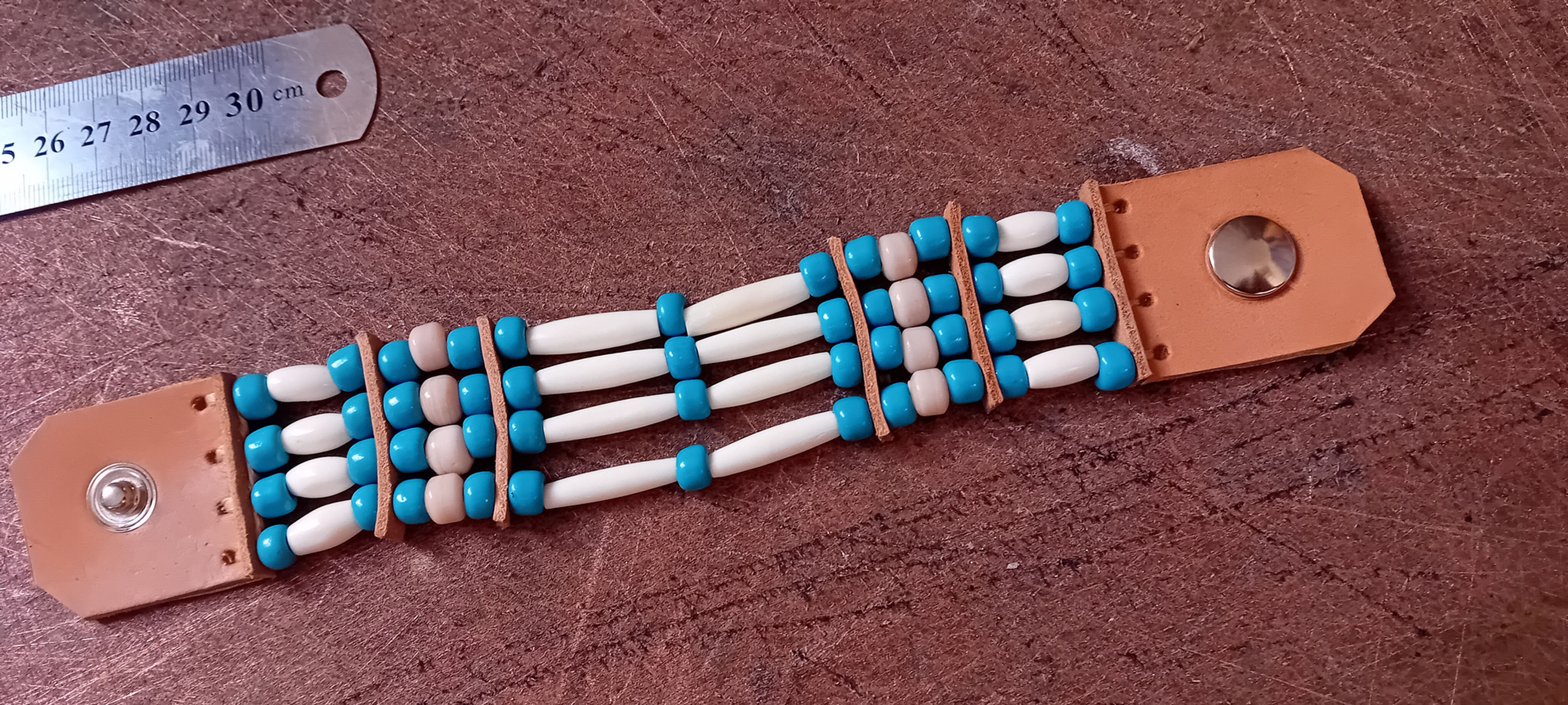 Bracelet Amérindien, 4 rangs, os , perles bleues et beiges - Ref: B 433