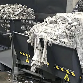 Creatieve weergave van textielafvalrecycling, waarbij afgedankte stoffen worden hergebruikt als duurzame materialen. Wij bevorderen milieuvriendelijke en zero-waste productie voor op maat gemaakte sokken.