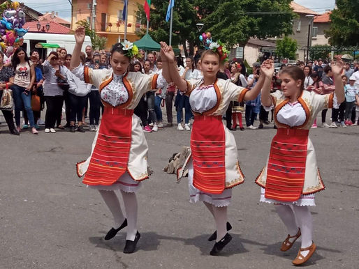 Участие на учебен танцов състав към 102 ОУ "П. Волов" 