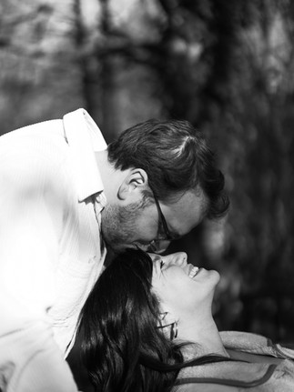 photo en noir et blanc d'un couple uni qui celebre la grossesse