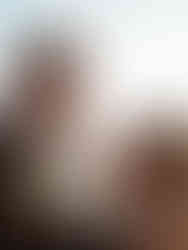 photo d'un couple qui rigole à l'océan