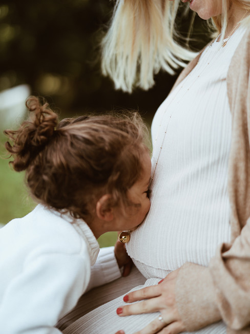 enfant bisou ventre futur maman