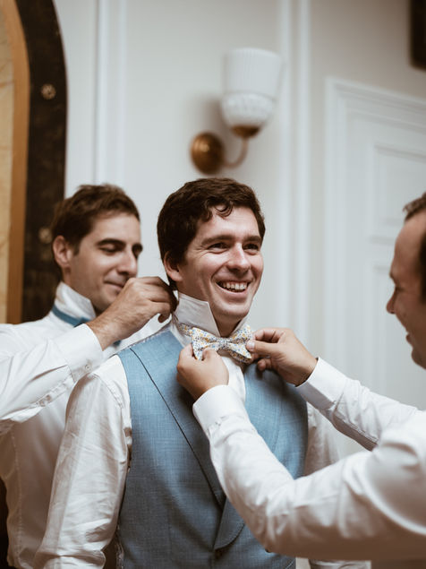 photo preparatifs du marié avec ses temoins au chateau madere