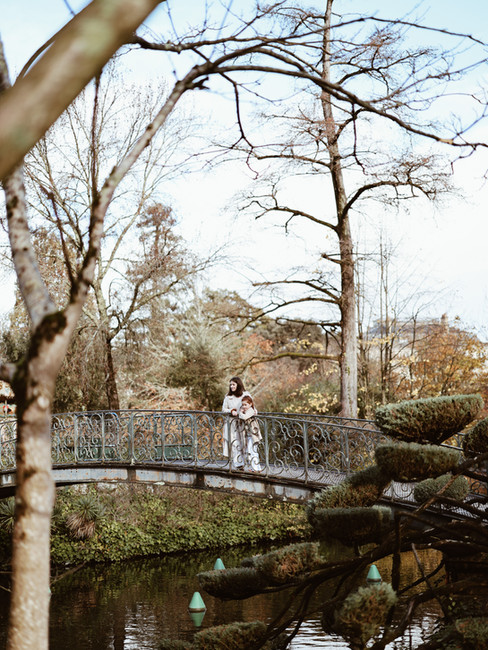 photographe au jardin public de bordeaux capturant une balade entre mere et fille