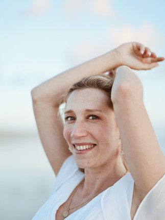 portrait de femme a l'ocean a lacanau