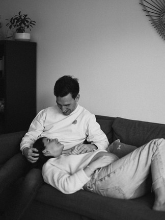 photo en noir et blanc d'un couple qui attend un enfant sur bordeaux centre