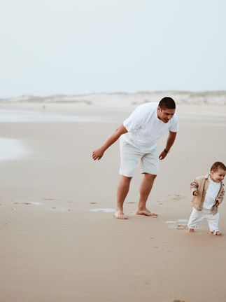 photo de famille qui courent sur la plage de lacanau