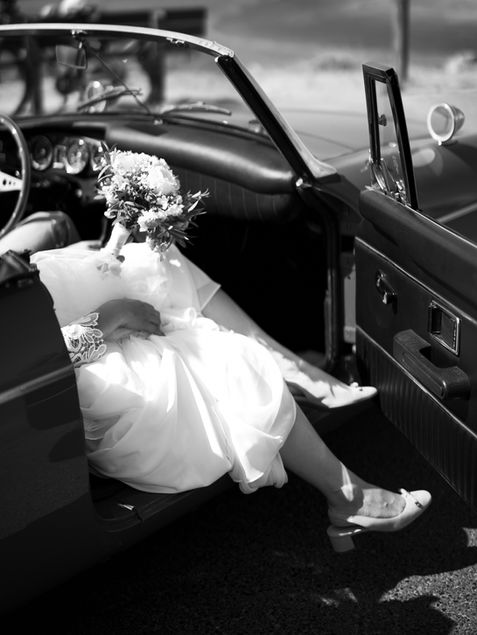 photo noir et blanc mariee qui descend de sa voiture a arcachon
