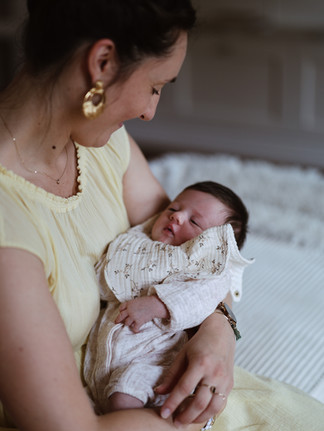 photo d'un calin entre une mère et son bébé