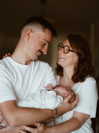 photo d'une famille qui porte leur bébé