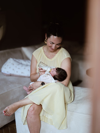 photo reflet dans un miroir d'une mère qui nourrit son nouveau-né
