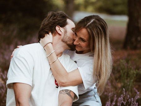 couple qui s'enlace à pessac au parc