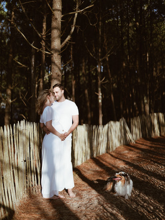 photo d'un couple sous les pins de lacanau océan