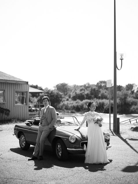 photo couple devant voiture cabriolé mariage