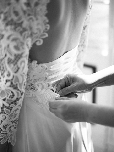 photo noir et blanc de la robe de la mariee