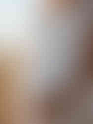 photo du ventre d'une femme enceinte qui se touche le ventre
