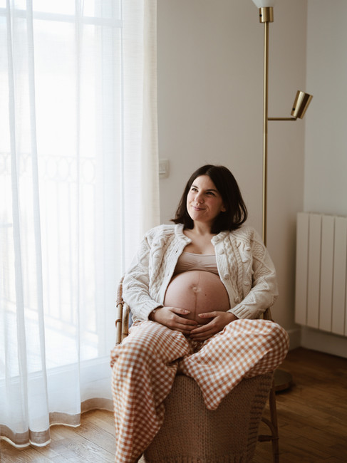 photo femme enceinte dans son salon