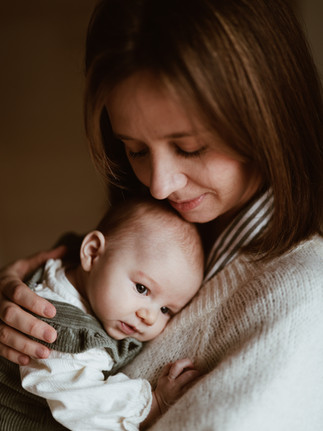 portrait photo doux d'un bébé blotti contre sa mère à floirac