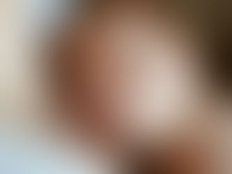 photo d'un nouveau-né endormi conter le buste de sa mère à eysines
