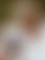 photo d'une future maman qui tiens dans ses mains l'echographie de son bébé a eysines