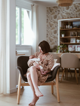 photo d'une mère à Mérignac dans son appartement, qui allaite son bébé