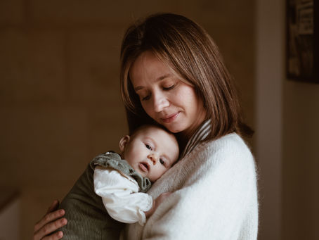 une maman qui enlace son nouveau-né a eysines